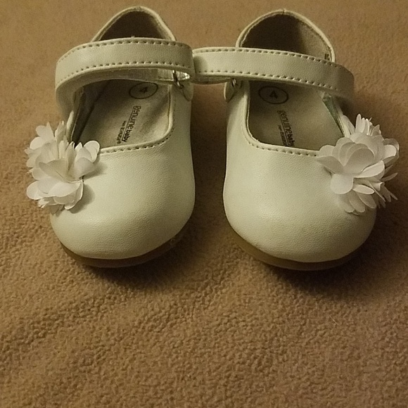 OshKosh B'gosh Other - EUC White Baby Girl Dress shoes